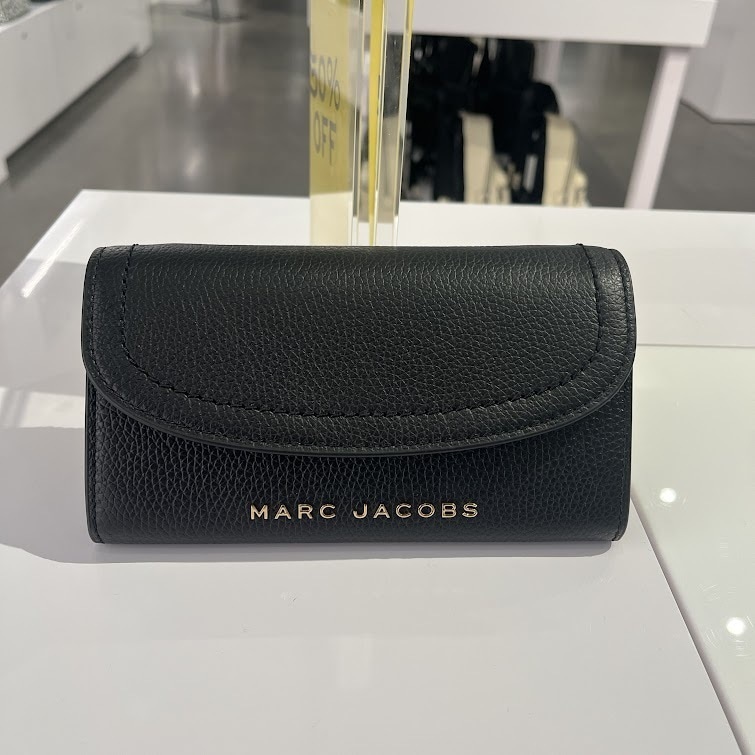 【新品】MARC JACOBS ブラック　財布　即購入可能 Marc Jacobs ザ シェイズ ケース 財布 | ブラック | FARFETCH JP