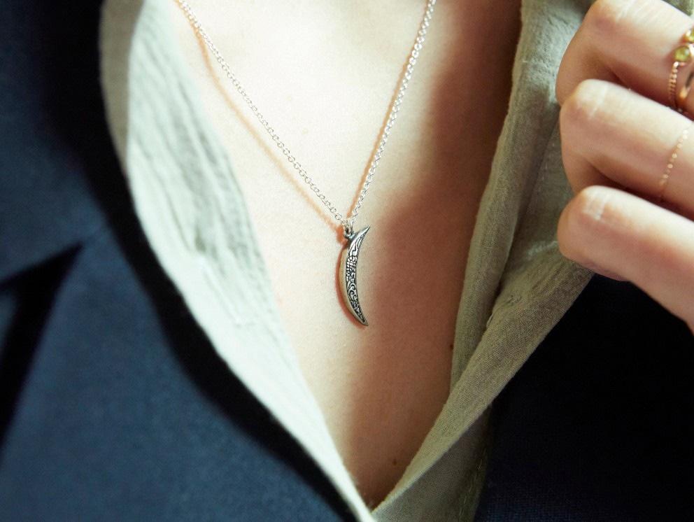 【HANNA543】★BTS JIMIN 着用★B211S [Silver 925] HANNA543/ N211S Crescent Necklace/ Wearing BTS Jimin - Now
